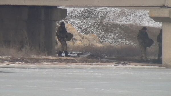 Бойцы ВСУ принесли ящики с предполагаемой взрывчаткой под мост на границе с РФ