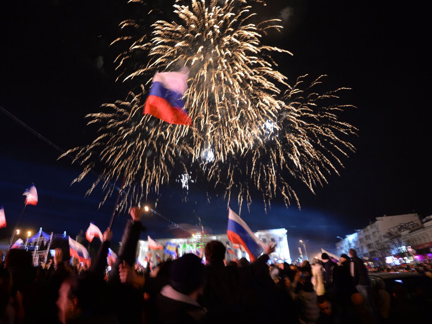 Праздники в крыму. Праздник в Севастополе воссоединение с Россией салют. Праздничный салют в честь воссоединения Крыма с Россией 2014 год. Крымский референдум 16 марта 2014 салют. Референдум в Крыму 2014 салют.