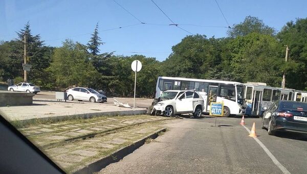 В Крыму BMW на бешеной скорости врезался в трамвай