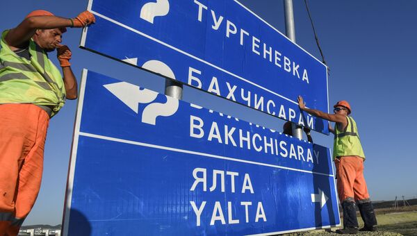 Установка дорожных знаков на строящейся федеральной трассе Таврида в Крыму. Архивное фото