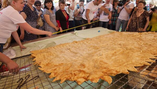 Во время празднования крымско-татарского праздника Хыдырлез в Крыму приготовили самый большой в мире чебурек