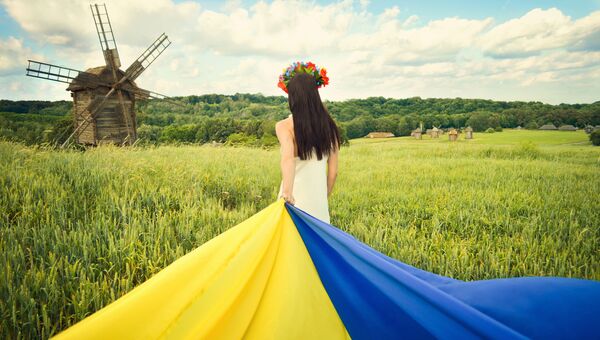 Женщина в венке с флагом Украины