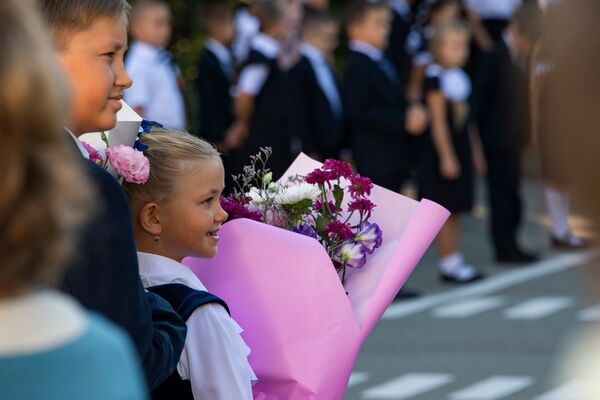 Несмотря на пандемию коронавируса, 1 сентября в Крыму для школьников прозвенел первый звонок.