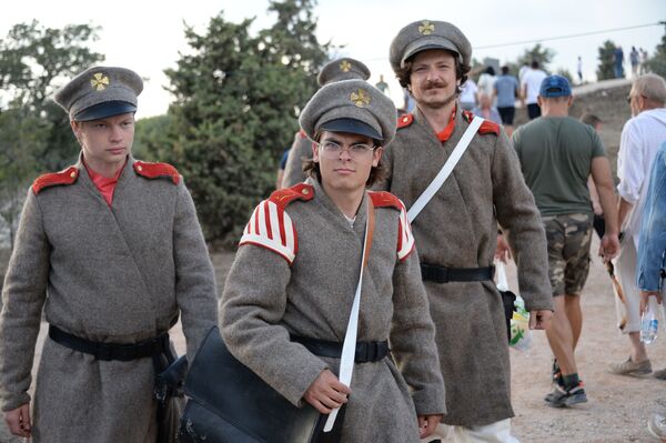 Солдаты Крымской войны выдвигаются на позиции для реконструкции боя и настроены решительно.