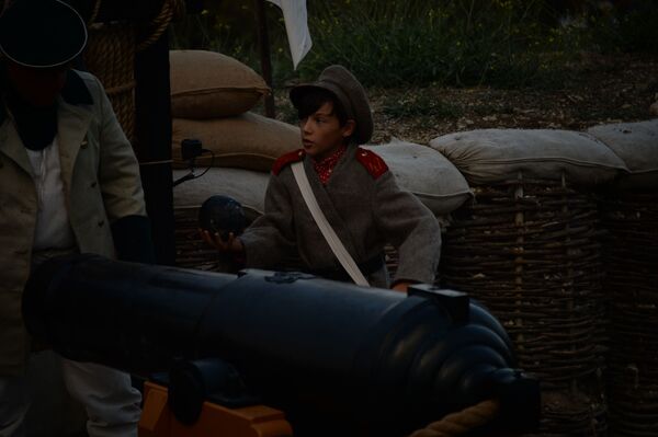 Мальчик собирает ядра для следующего боя. Точно такие же маленькие солдаты сражались в Севастополе во время Крымской войны.