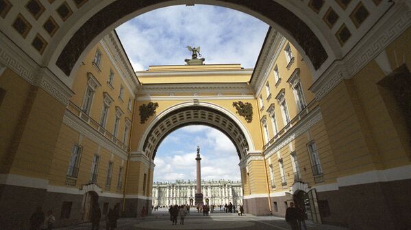 Вид на Эрмитаж и Александровскую колонну через арку Главного штаба. Санкт-Петербург