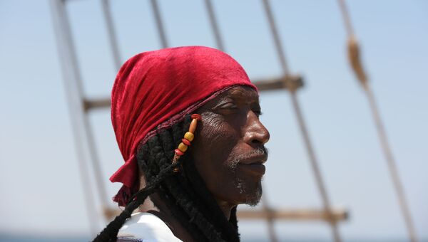 Актер-моряк на корабле для туристов, курсирующем из города Хумт-Сук к полуострову Ras R'mal (на севере острова Джерба в Тунисе).