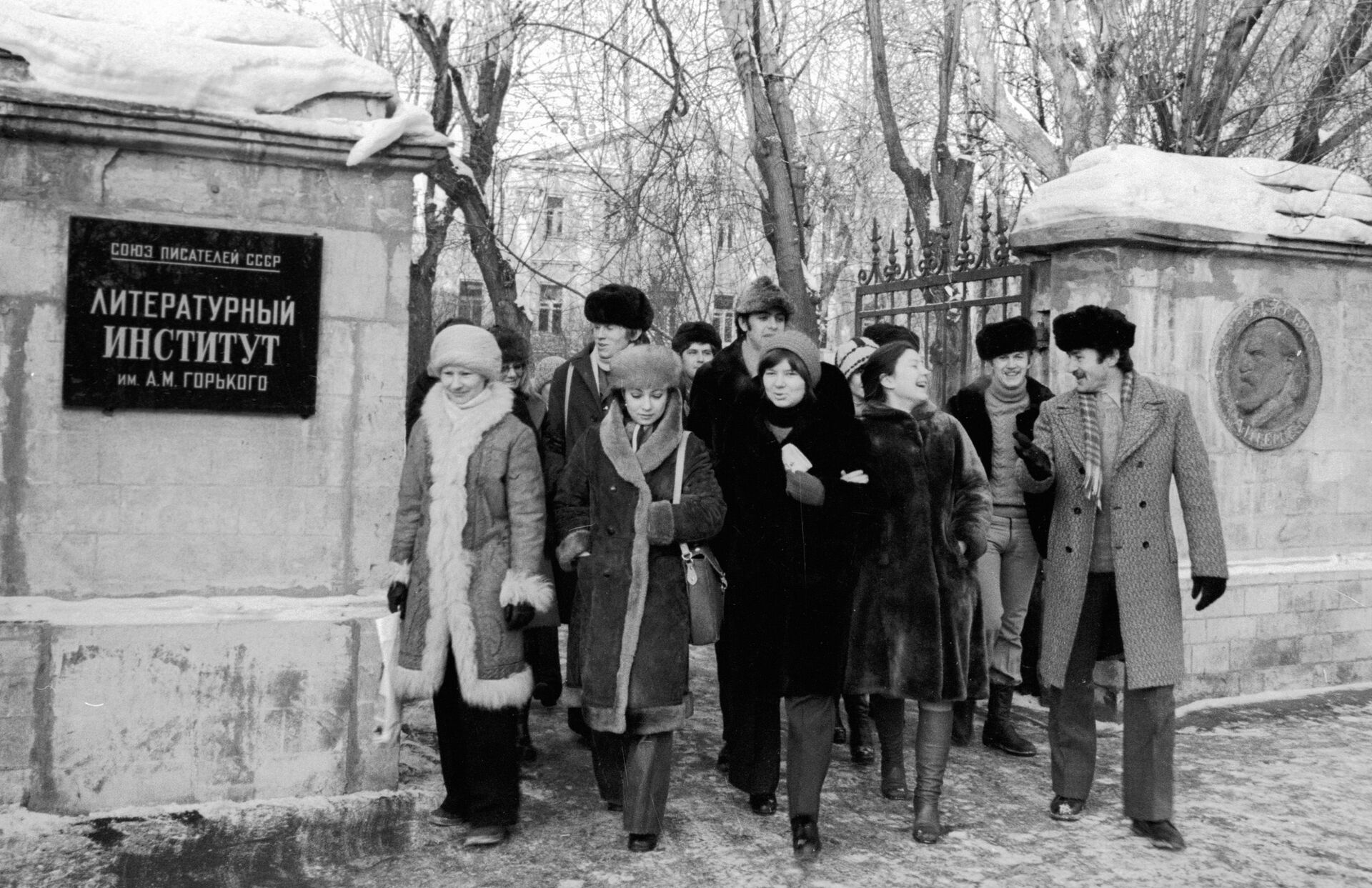 Студенты Литературного института им. А. М. Горького после занятий. Студенты Литературного института им. А. М. Горького после занятий. - РИА Новости, 1920, 11.08.2021