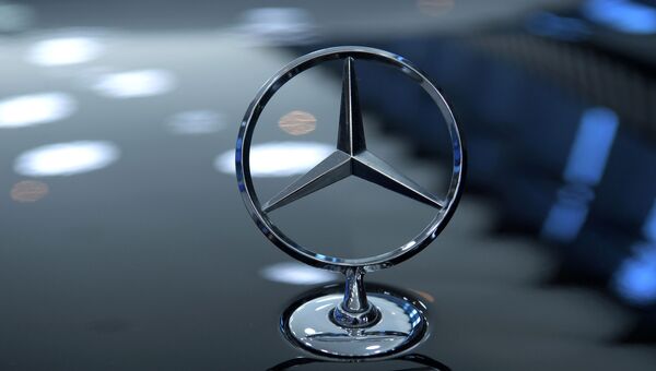 Логотип компании Mercedes-Benz на Петербургском международном экономическом форуме