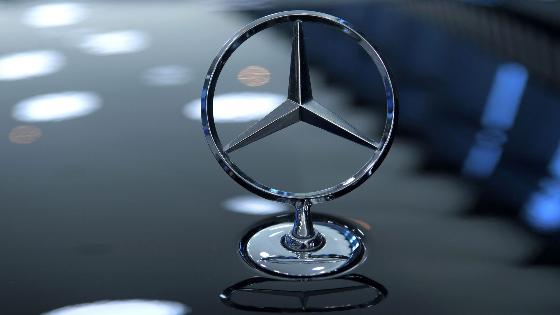 Логотип компании Mercedes-Benz на Петербургском международном экономическом форуме - РИА Новости, 1920, 01.12.2020
