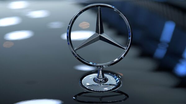 Логотип компании Mercedes-Benz на Петербургском международном экономическом форуме