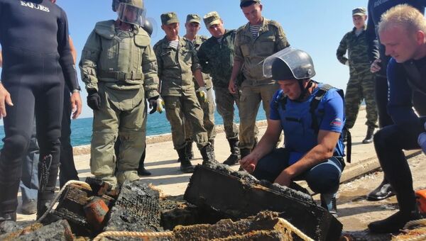 В Крыму с затонувшего теплохода подняли 8500 единиц взрывчатки