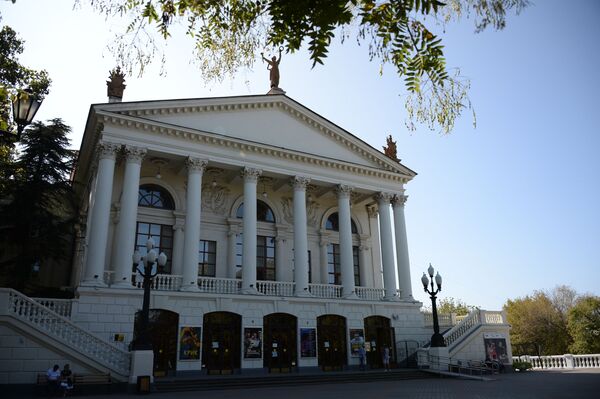 Осень и зима просто предназначены для того, чтобы ходить по театрам и обогащаться культурно. На фото – драматический театр имени Луначарского.