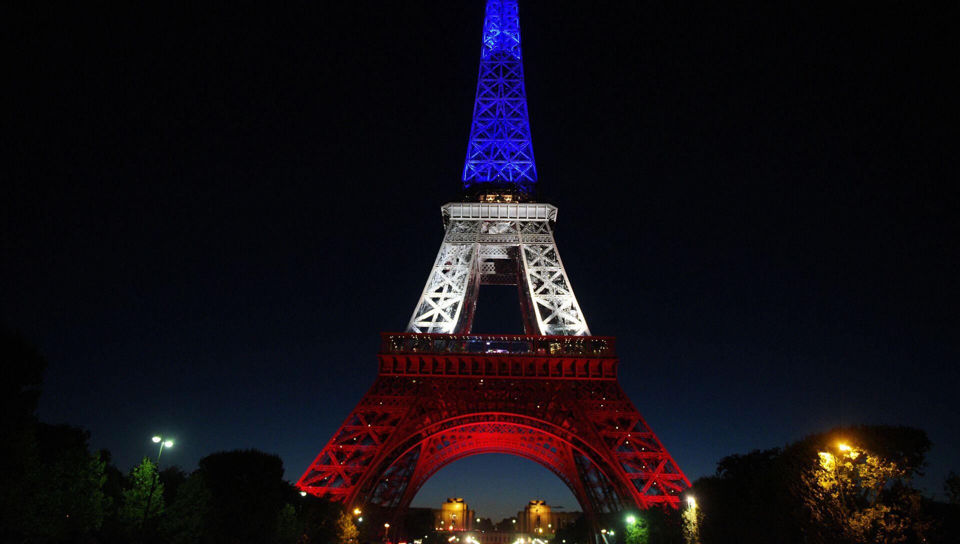 Эйфелева башня в Париже, подсвеченная в цвета французского флага. - РИА Новости, 1920, 27.12.2020