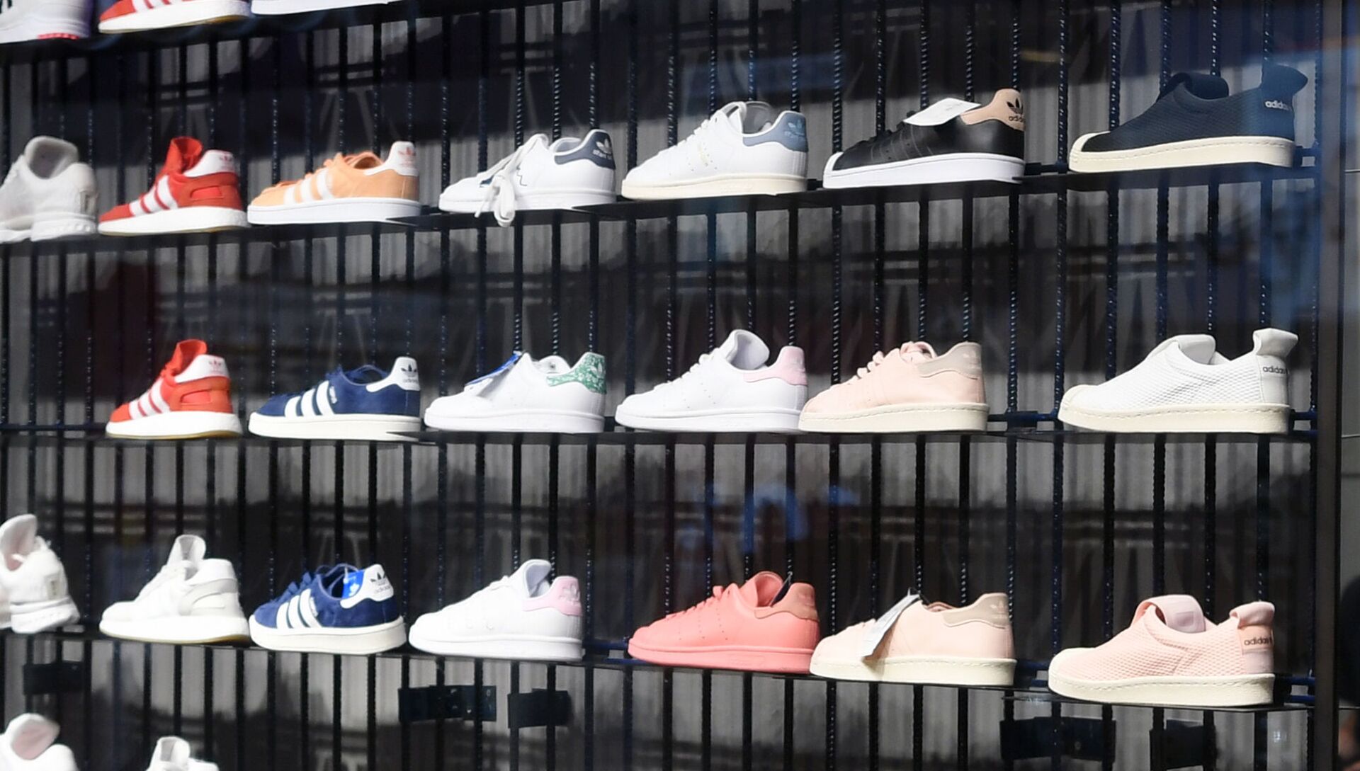 жаркая для обувь. большая коллекция кроссовок. много кроссовок. магазин пара кроссовок. показала грудь за кроссовки за 1500 рублей.