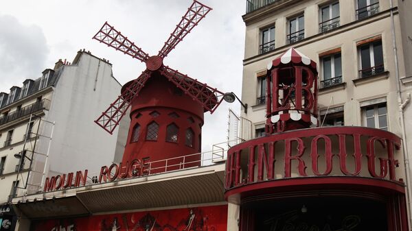 Французский мюзик-холл Мулен руж (Красная мельница) на бульваре Клиши в Париже