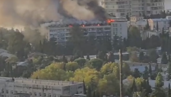 В Ялте горит санаторий Министерства обороны России