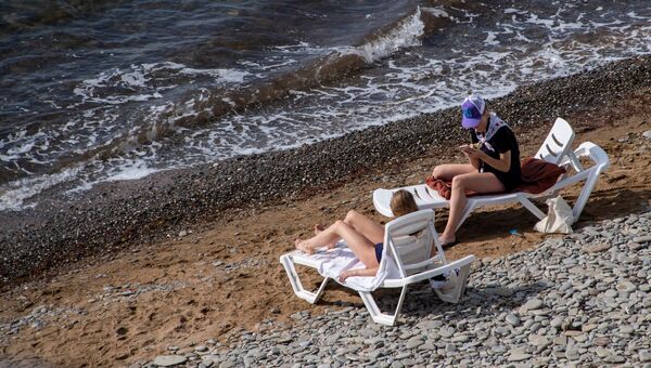  Пляж, курортники отдыхающие шезлонги туристы межсезонье бархатный сезон осень весна