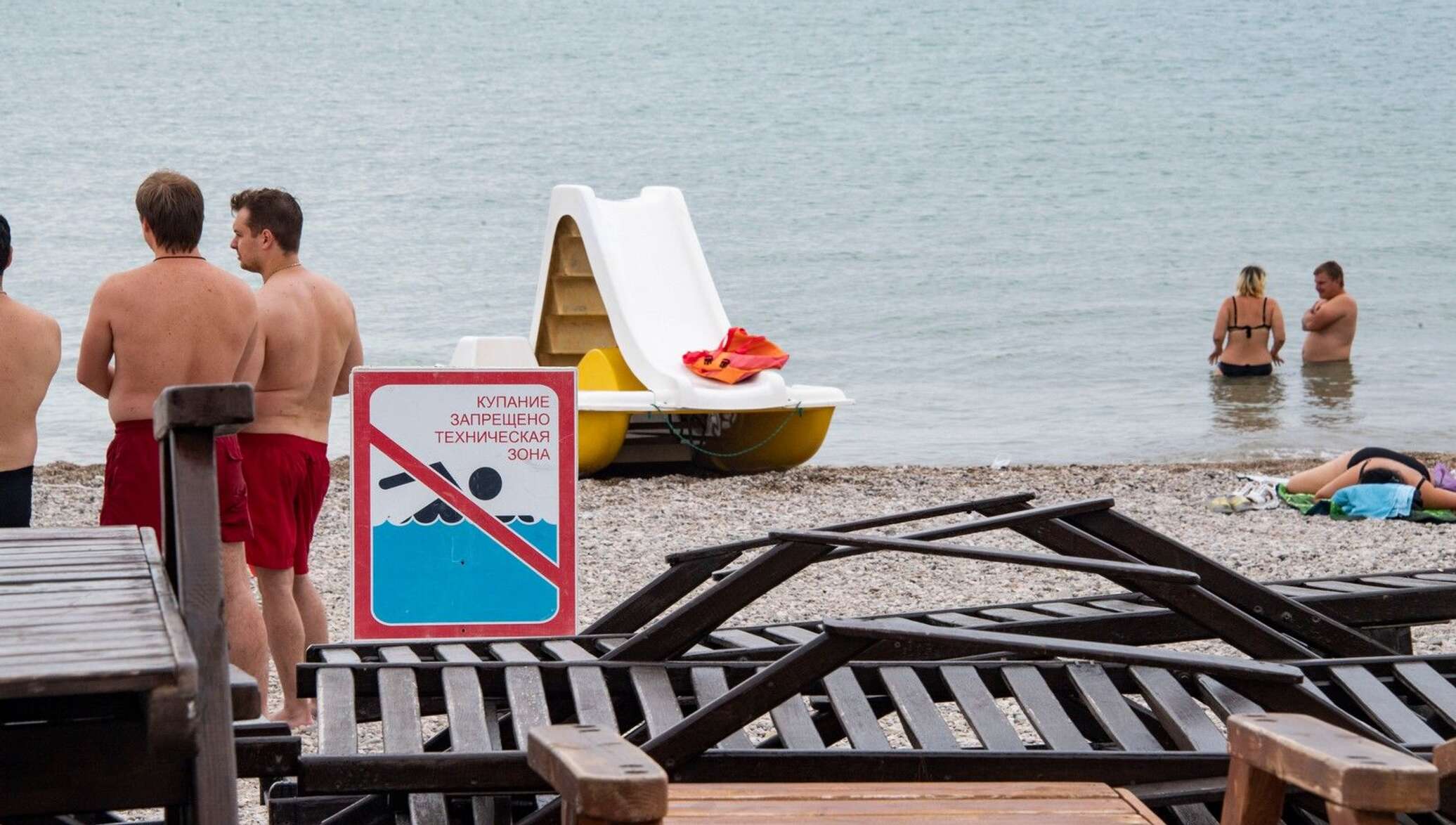 Купание после операции. Крым закрывают для туристов. Ялта купание. Баррикады в Крыму на пляже. Пляж закрыт.