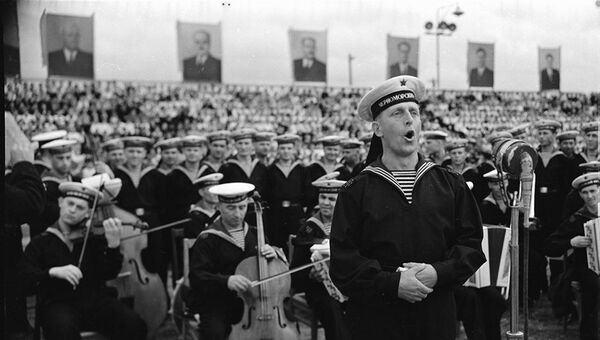 Поет моряк ансамбля Черноморского флота. 1955 год