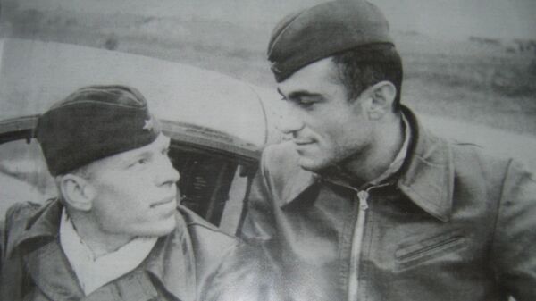 Амет-Хан Султан со своим другом, дважды Героем Советского Союза Алексеем Алелюхиным. 