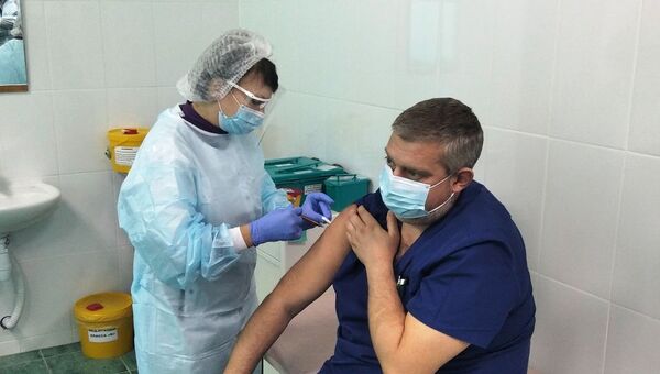 Крымских медиков начали вакцинировать от СOVID-19
