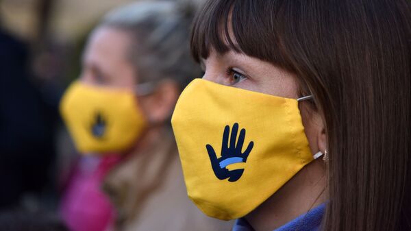 Участницы марша За честные выборы во Львове. Региональные выборы на Украине пройдут 25 октября