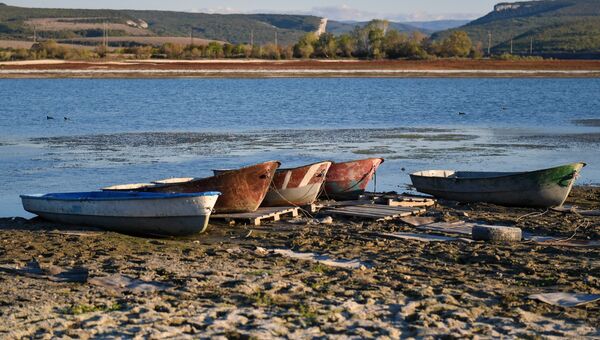 Лодки на берегу Бахчисарайского водохранилища