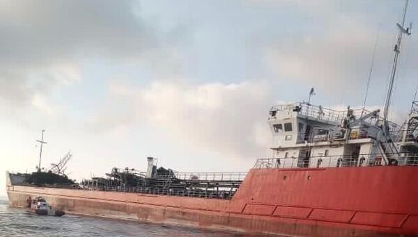 Поврежденный и накренившийся танкер Генерал Ази Асланов