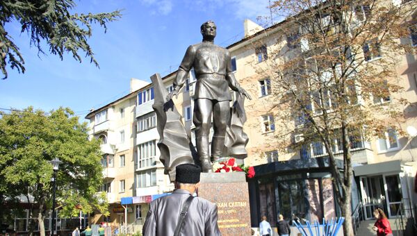 Новый памятник Амет-Хану Султану в Симферополе