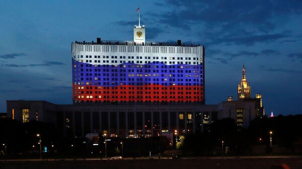 Праздничная подсветка на Доме правительства РФ ко Дню России