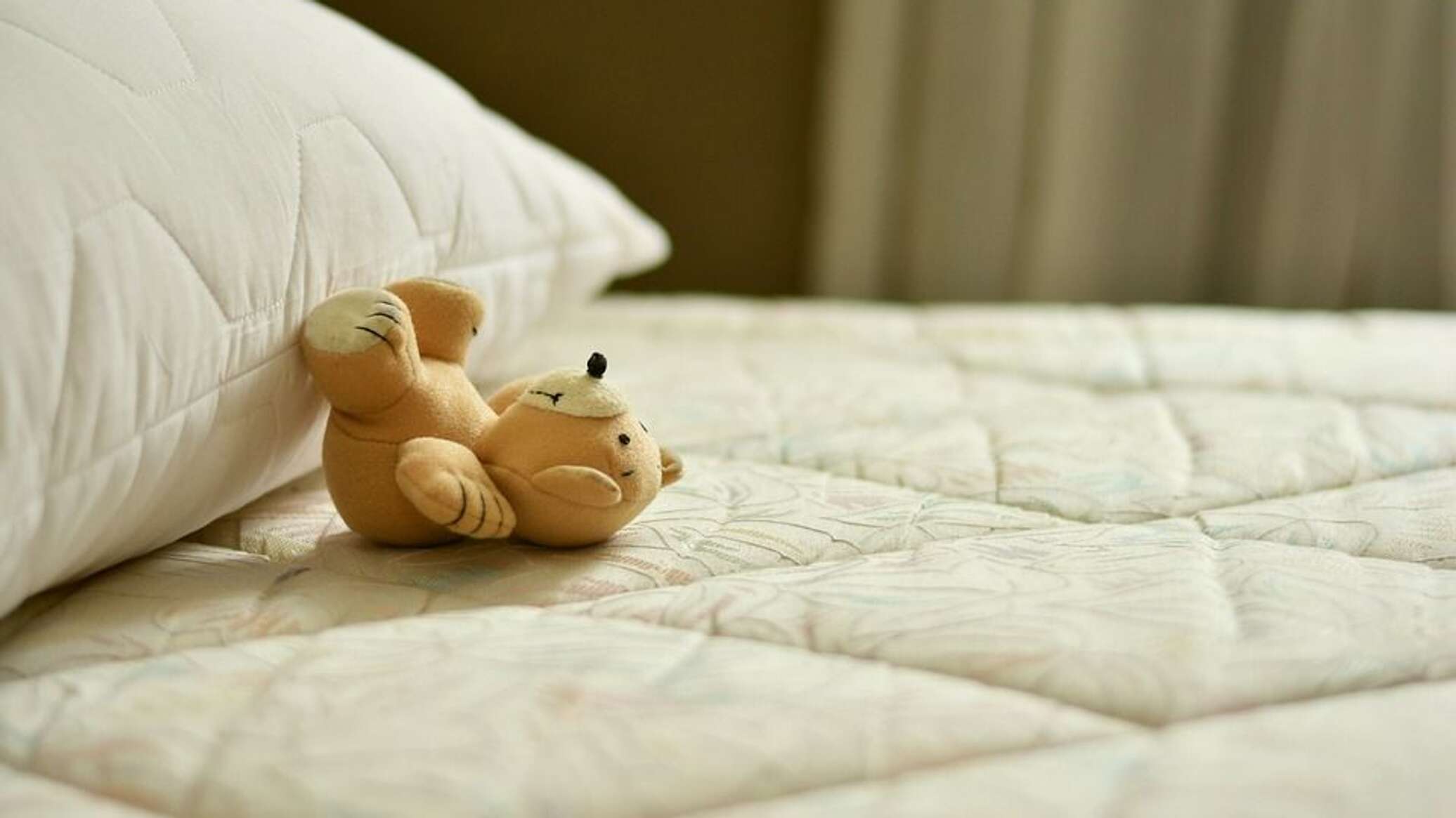 В постели с мягкой игрушкой