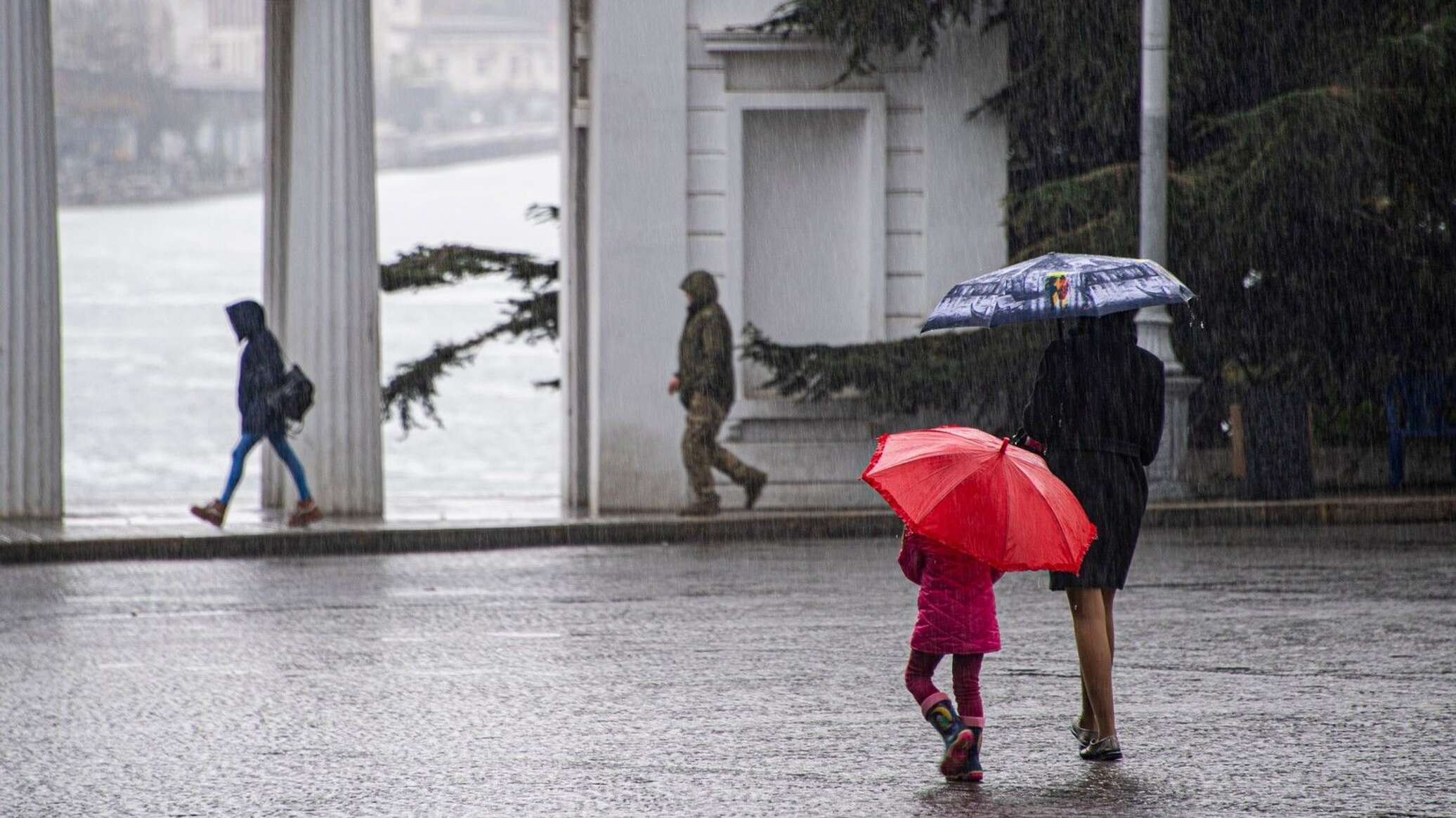 Идет ли сейчас дождь. Дождь со стороны. На Крым надвигается дождь и ветер. Как выглядит дождь со стороны. Пасмурно врач.