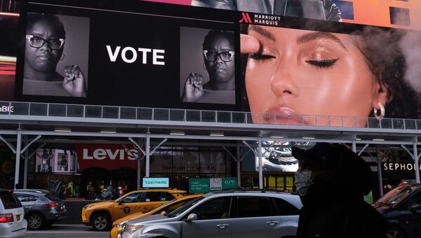 Плакат с надписью Голосуй в Манхэттене, Нью-Йорк. Выборы в США состоятся 3 ноября. В них участвуют кандидат от республиканцев, действующий президент Дональд Трамп и кандидат от демократов Джо Байден