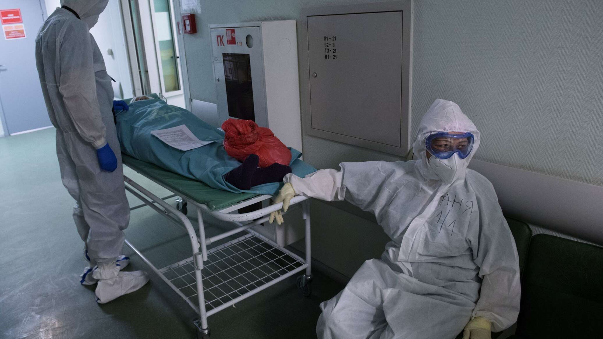 Заболевшие в крыму. Транспортировка пациента на операцию. Показать больных людей в клинических больницах самых опасных.