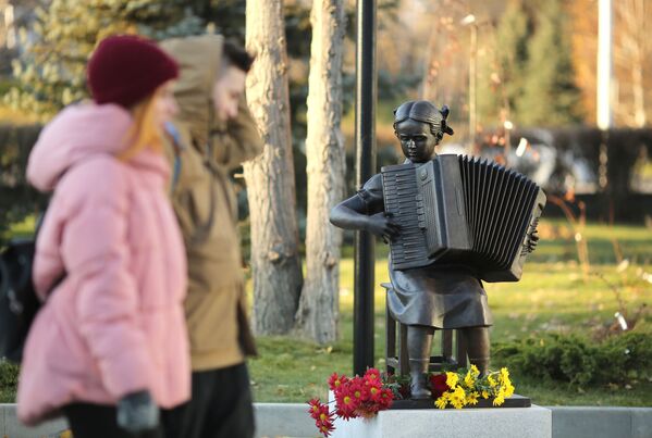Скульптура Девочка с аккордеоном в Волгограде