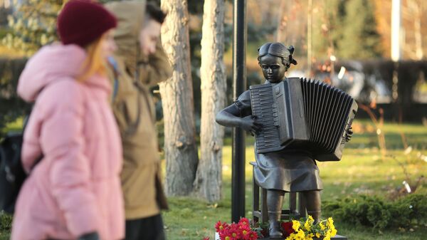 Скульптура Девочка с аккордеоном в Волгограде