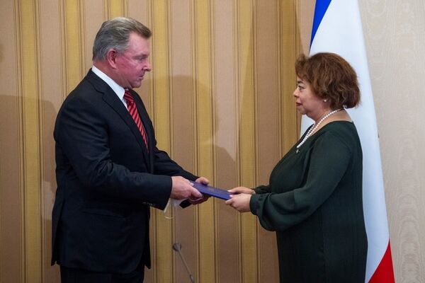 Передача копии патента на открытие почетного консульства Никарагуа в Республике Крым