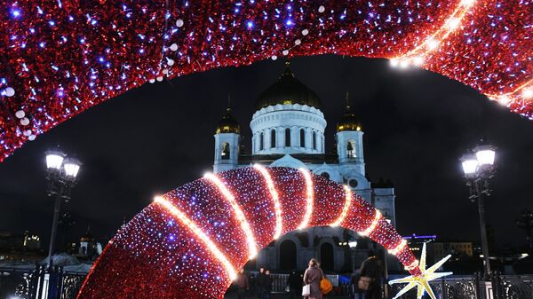 Новогодние украшения на Патриаршем мосту в Москве. На дальнем плане: храм Христа Спасителя.