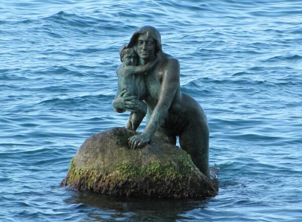 Эта русалка живет в Мисхоре с 1984 года.