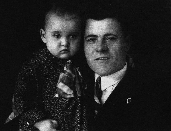 Люся Гурченко с отцом, Марком Гавриловичем, 1936 г. Люся Гурченко с отцом, Марком Гавриловичем, 1936 г.
