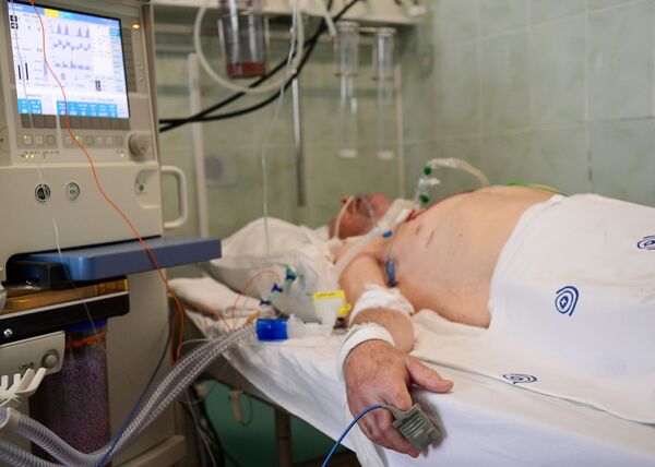 Пациент в отделении реанимации и интенсивной терапии городской клинической больницы имени В. В. Виноградова