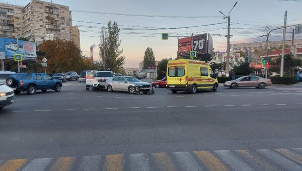 В Севастополе водитель легковушки протаранил машины скорой и МЧС