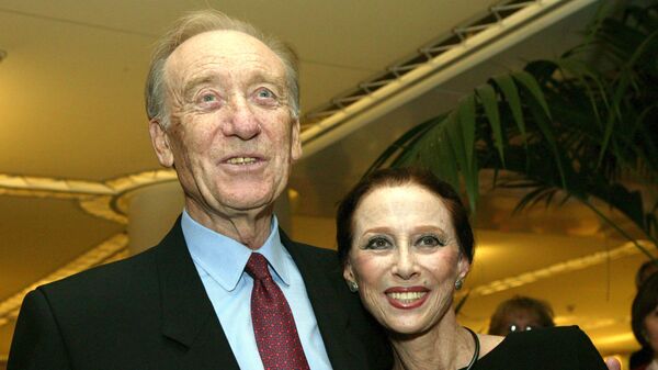 Балерина Майя Плисецкая и ее супруг композитор Родион Щедрин на гала-вечере, посвященном 80-летию выдающейся танцовщицы.