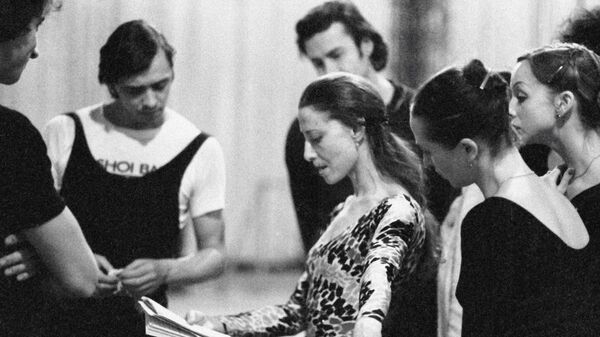 Балетмейстер балета Р. Щедрина Чайка, народная артистка СССР Майя Плисецкая (в центре) на репетиции.
