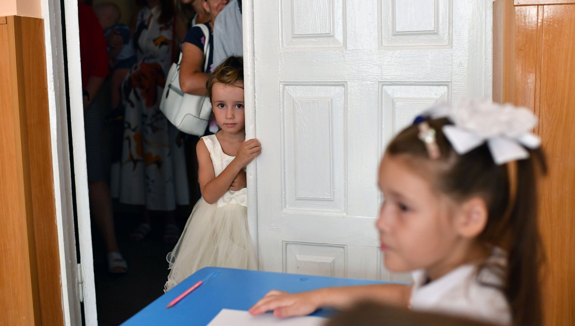 Родители наблюдают за детьми перед началом занятий в школе № 6 города Ялты - РИА Новости, 1920, 19.11.2020