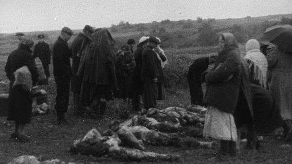 Опознание родными тел расстрелянных в концлагере «Красный». Апрель 1944 г.