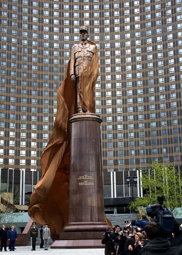 Памятник легендарному политическому деятелю Шарлю де Голлю установили на площади его имени перед гостиницей Космос.