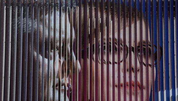 Агитационные плакаты кандидатов в президенты Украины Петра Порошенко и Юлии Тимошенко на одной из улиц Киева. Выборы президента пройдут на Украине 31 марта.
