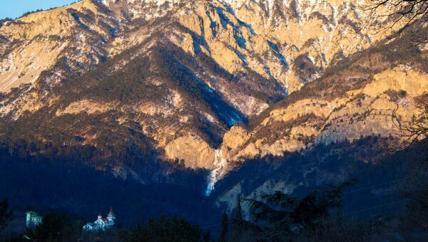 Склон горы Ай-Петри с замерзшим стометровым водопадом Учан-Су в Крыму